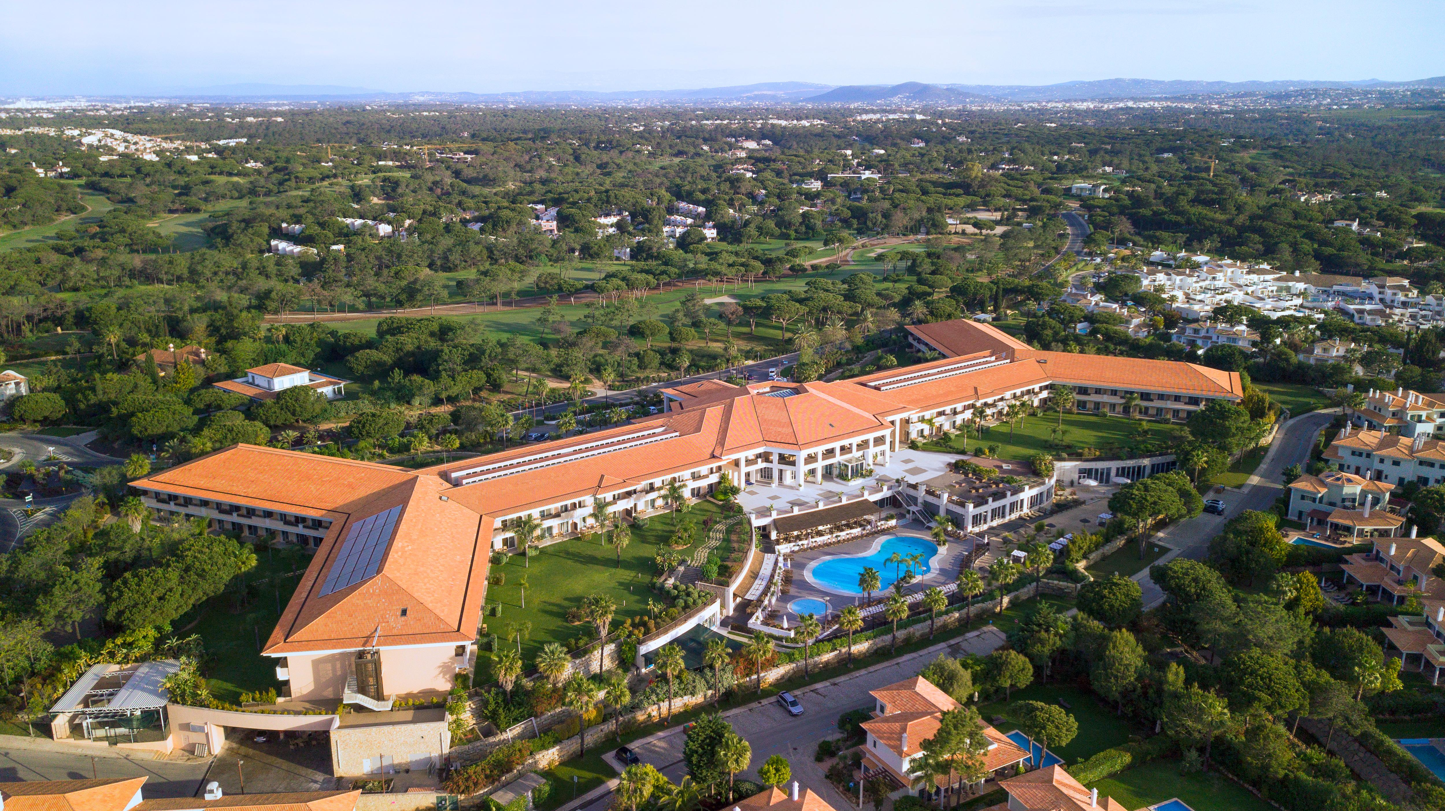 ホテル Wyndham Grand Algarve キンタ・ド・ラーゴ エクステリア 写真 Aerial view of the hotel