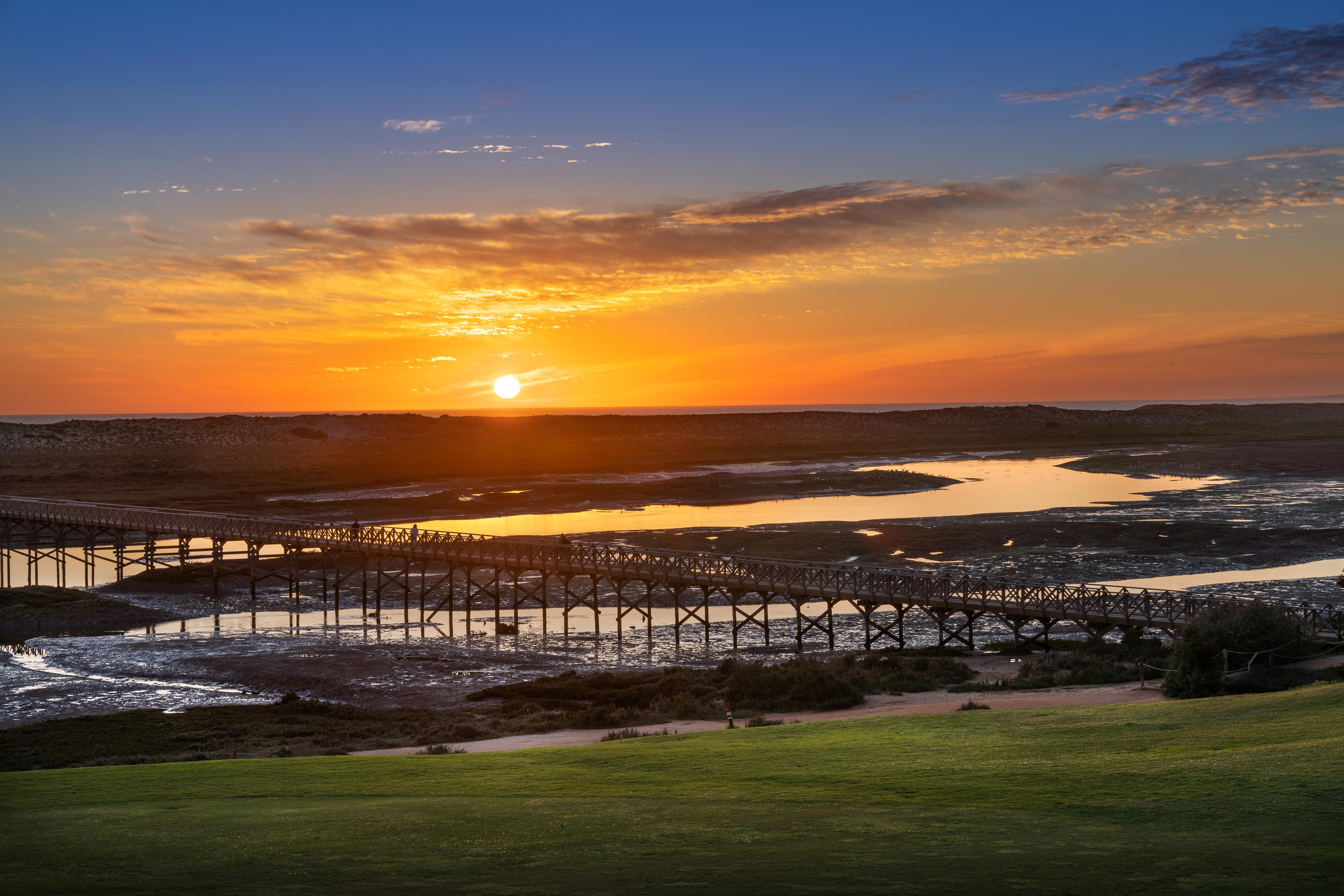 ホテル Wyndham Grand Algarve キンタ・ド・ラーゴ エクステリア 写真 Sunset over the San Marcos River